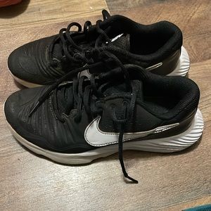 Nike boys size 3 baseball turf shoes